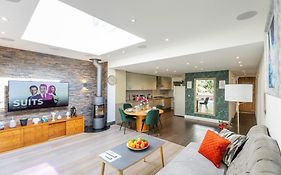 Apartment In Guildford With Parking